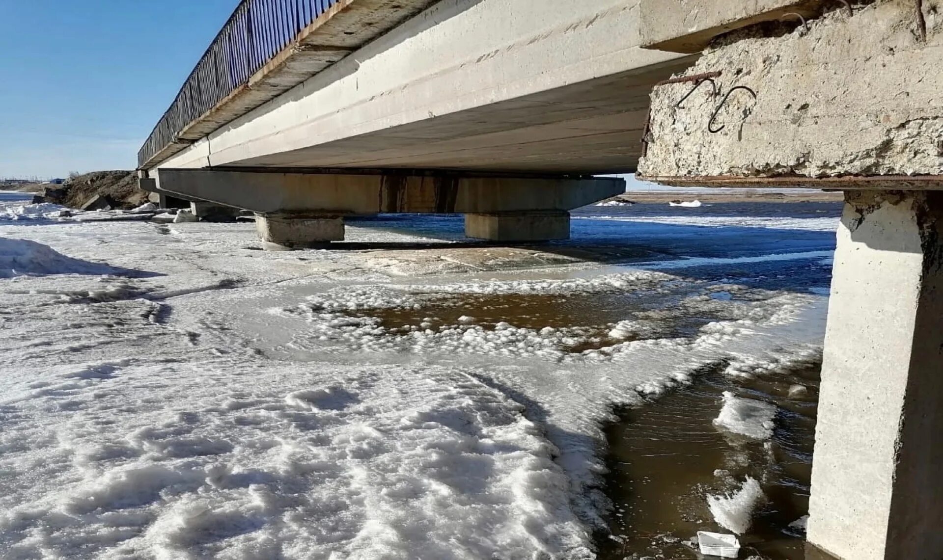 Лед на реке. Затор льда. Заторы на реке подтопление участков. Реки Челябинской области.