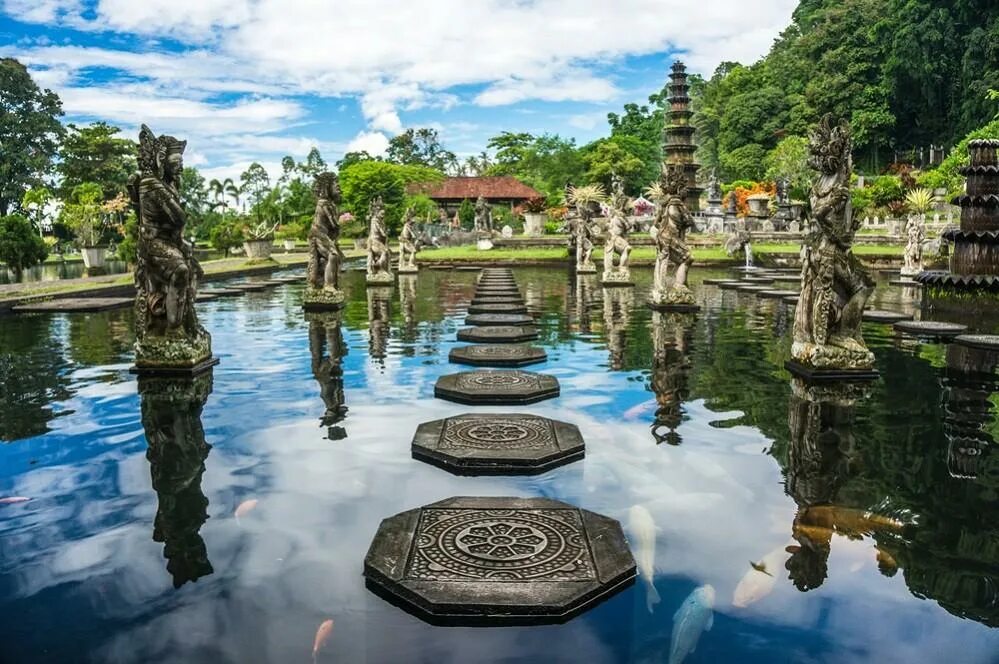 Что такое индонезия. Тирта Гангга Бали. Водный дворец Тирта Ганга. Водный дворец Тиртаганга (остров Бали). Храм Тирта Гангга Бали.