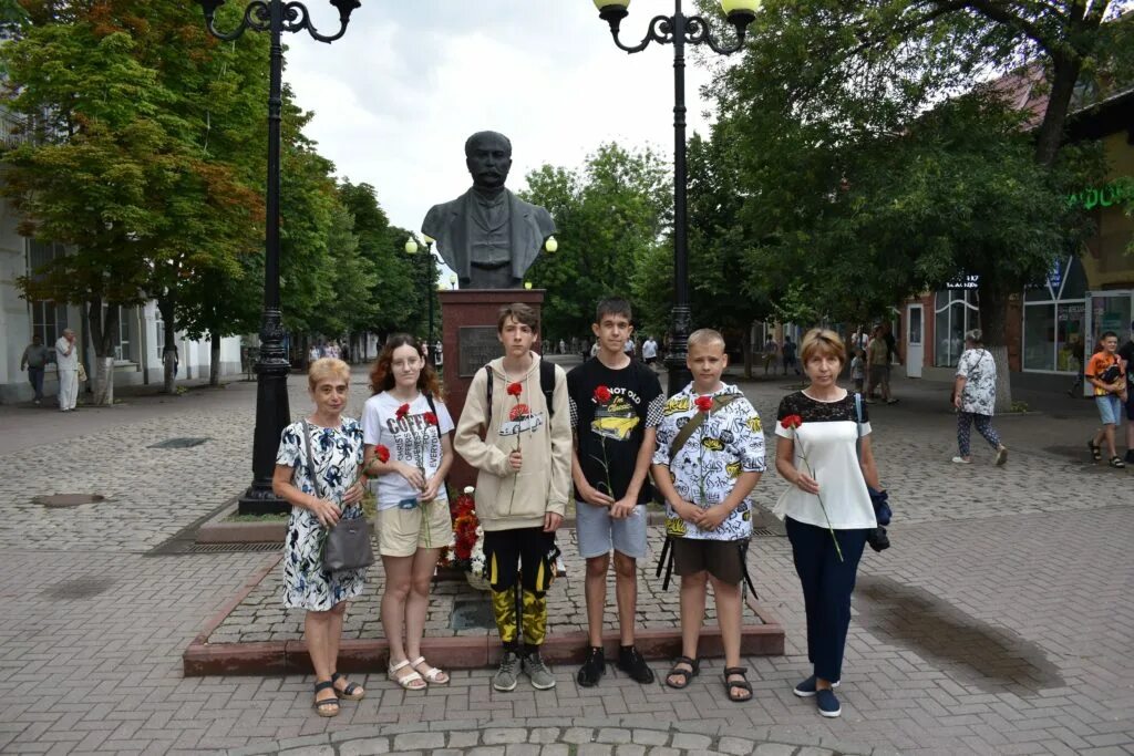 Сайты г ейска. Ейск памятник Василию Ненашеву. Ейск жители.