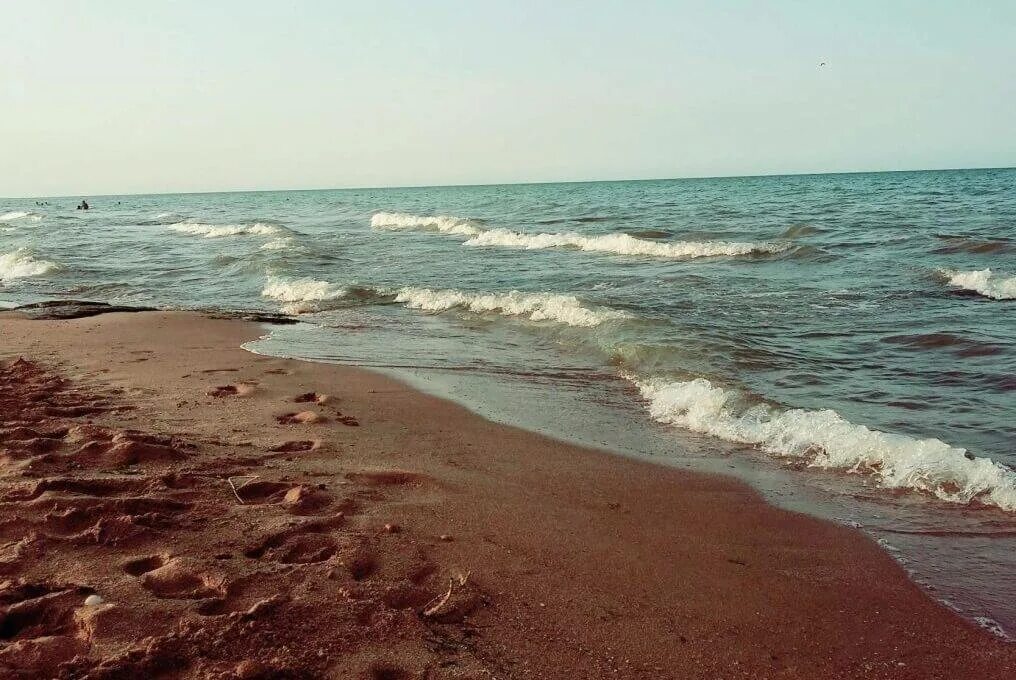 Каспийское море в июне в дагестане. Каспийское море дербент. берег каспийского моря дагестан дербент. каспий море дербент. каспийское море дербент каспийск.
