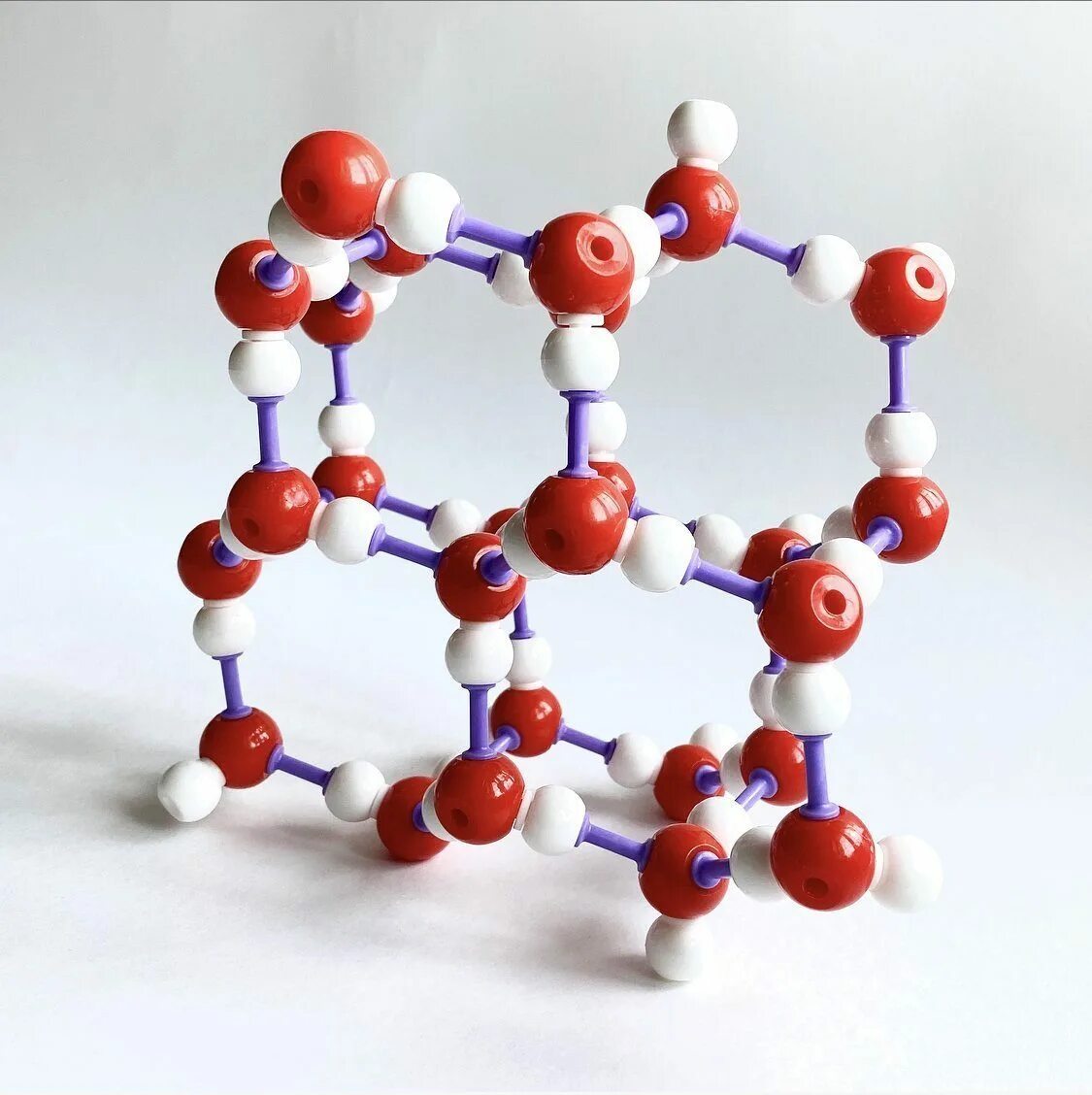 Молекула воды и льда. Модель демонстрационная кристаллической решетки графита. Модель кристаллическая решетка меди демонстрационная. Cl2o кристаллическая решетка. Кристалисеская решётка льда модель.