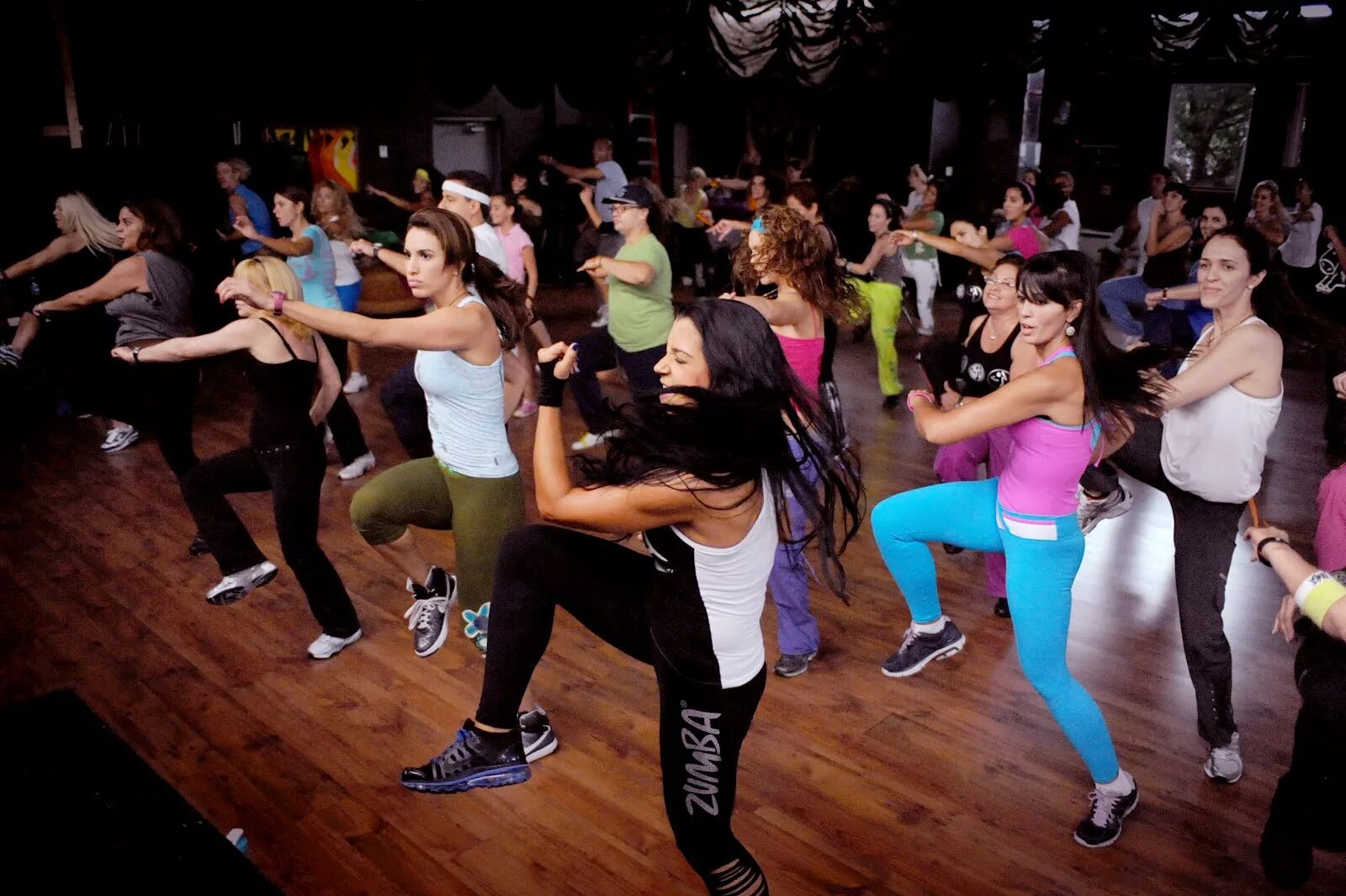Современные танцы под современную музыку видео. Танцы zumba fitness. зумба фитнес южно-сахалинск. зумба фитнес россия. танцы в зале.