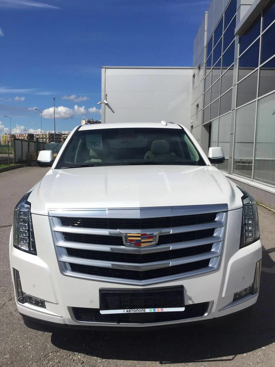 Аренда cadillac. Кадиллак эскалейд на свадьбу. Кадиллак эскалейд на свадьбу. Свадебный кадиллак лимузин. Кадиллак эскалейд свадебный.