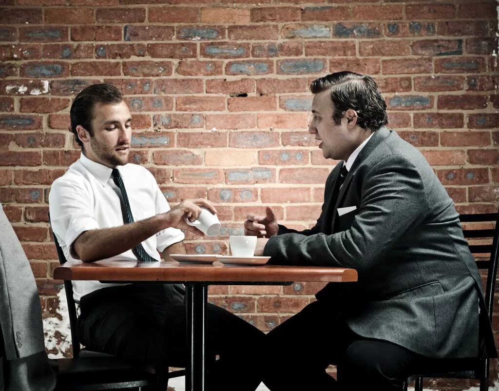 Серьезный разговор песня. Два человека за столом. Разговор двух мужчин. Беседа двух мужчин. Два друга за столом.