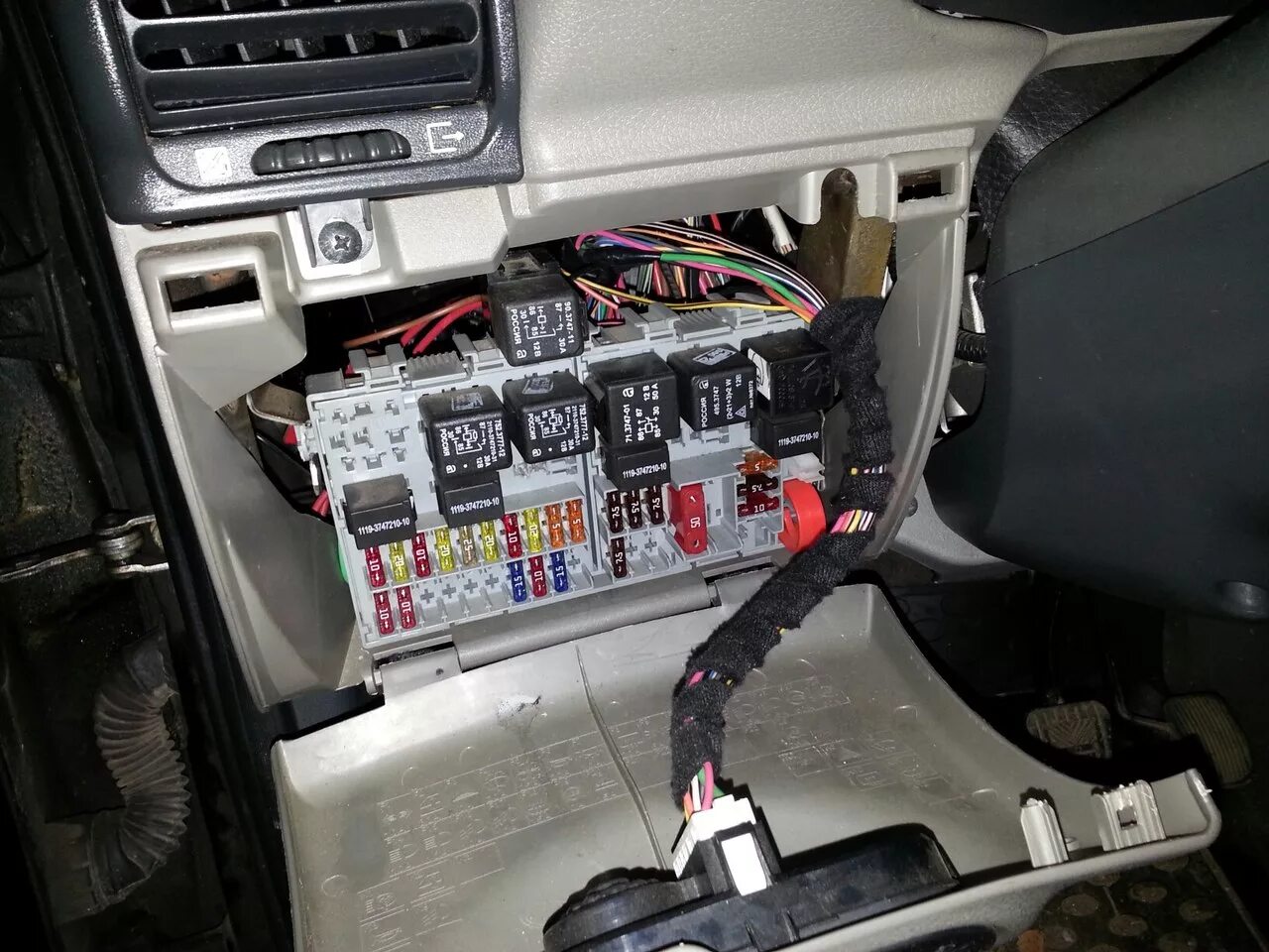 Где находится панель предохранителей. Блок реле и предохранителей калина 1. Где находится панель предохранителей. Предохранитель приборной панели лада калина 1. Ваз 2111 монтажный блок предохранителей.