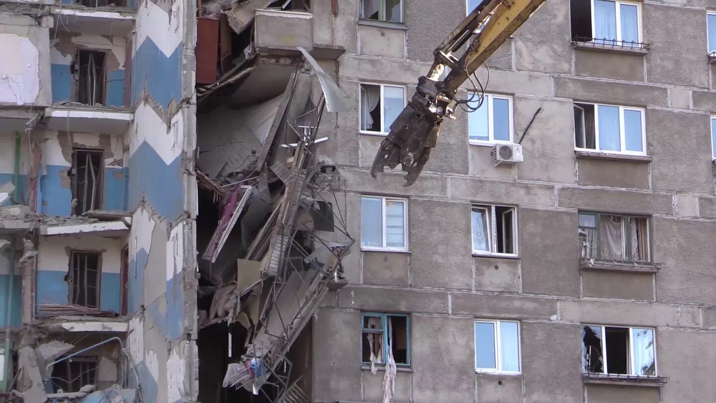 Магнитогорск дом сегодня. Обрушение подъезда в Магнитогорске. Взрыв газа в доме в Магнитогорске. Разрушенный дом в Магнитогорске.