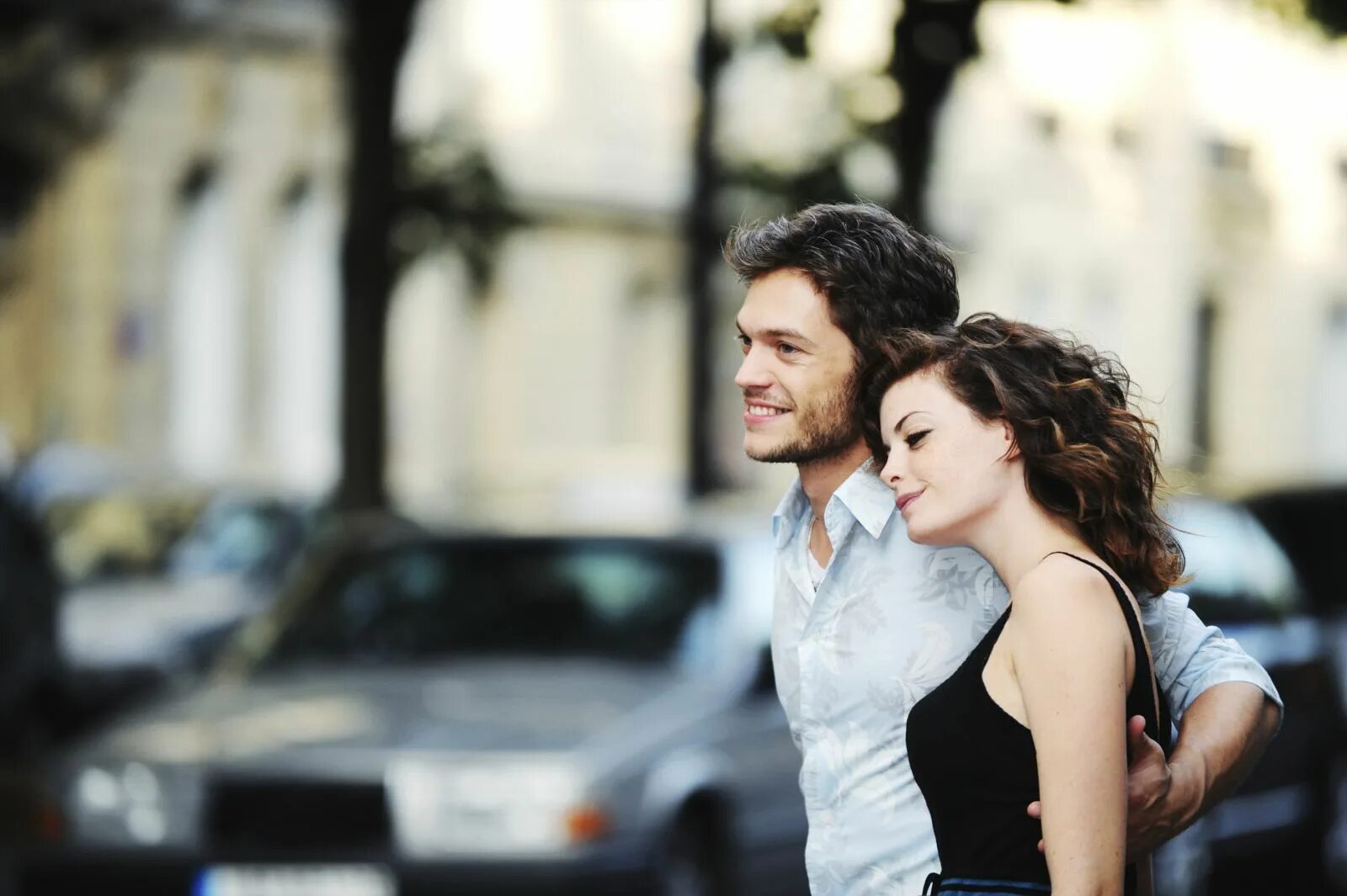 Девушке дарят цветы. Девушка дарит цветы девушке. Роман. Встречаться с никитой. Почему стоит встречаться.