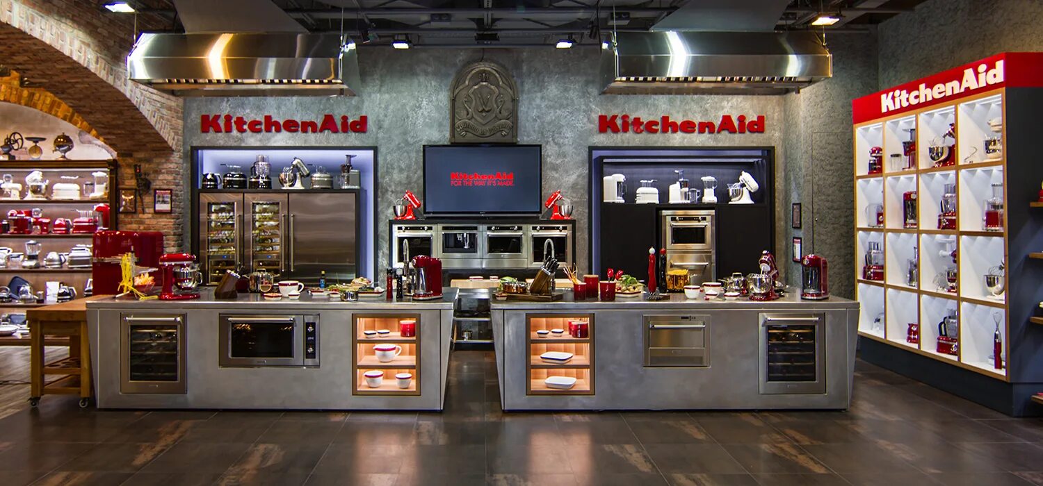 Store kitchen. Kitchenaid магазин. Kitchenaid в интерьере. Kitchenaid Store. Kitchenaid техника в интерьере.