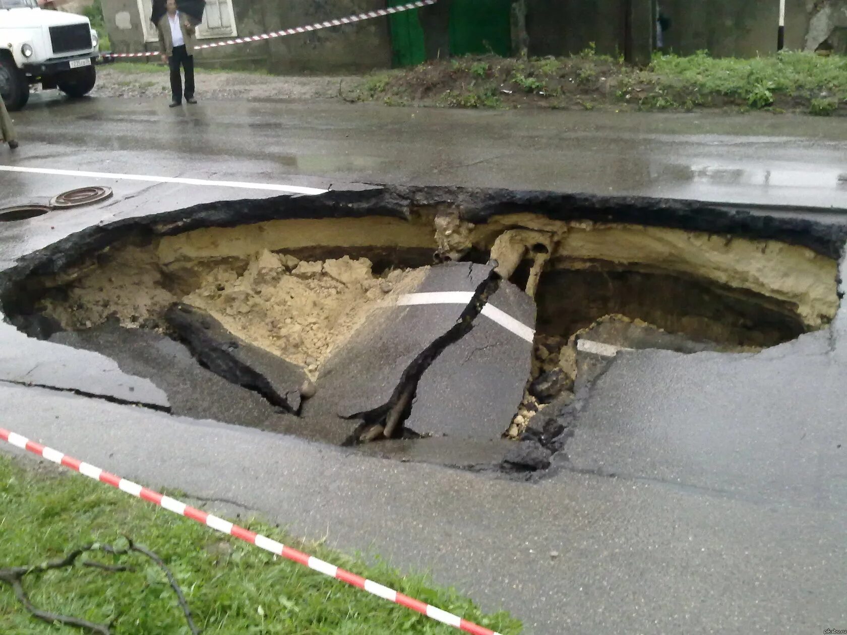 Огромная яма на дороге. Провал грунта на дороге. Просадка грунта. Яма в асфальте. Шум яма