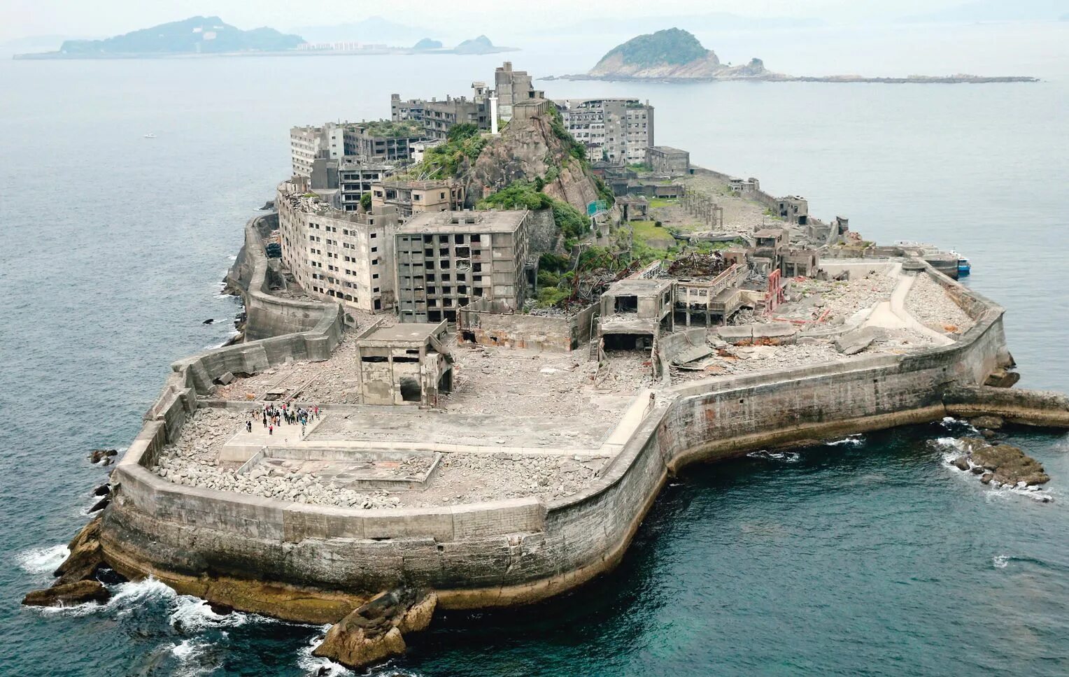 Заброшенный остров хасима япония 2020. Заброшенный японский остров хасима. Заброшенный остров хасима. Остров хасима япония. Хашима остров-призрак.