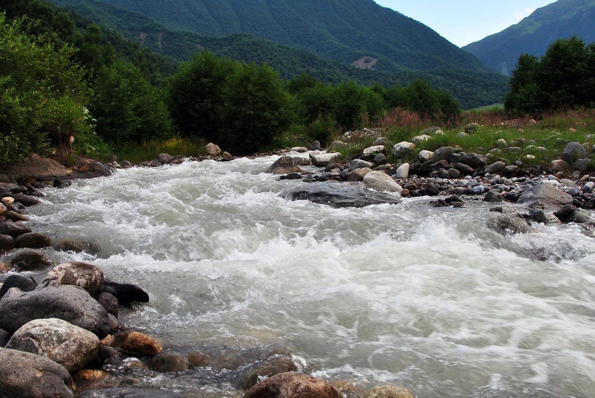 Горный край вода. Река Терек Северная Осетия. Река Урсдон Северная Осетия. Терек Горная река. Река Терек на Кавказе.