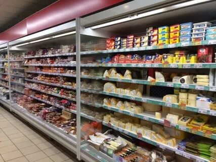 На прилавках магазинов лежат отборные овощи