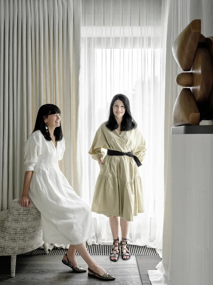 Модельеры сестры. Донателла версаче молодая. Ирина и ольга сундуковы. Илона маркидонова. Модельеры сестры.