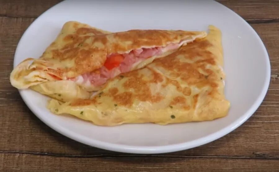 Яичные блинчики с ветчиной и сыром. Омлет-конверт с ветчиной. Яичные конвертики. Омлет с сырной начинкой. Омлет конвертиком с начинкой.