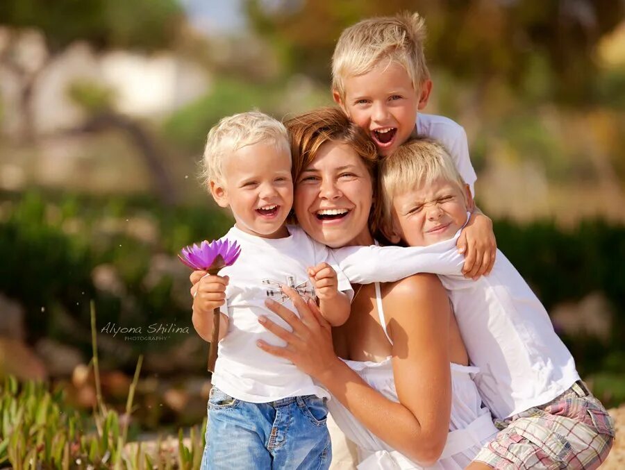 Bi family. Дружба семьями. Семейный фотограф. Дружба семьями картинки. Фото для семейной группы.