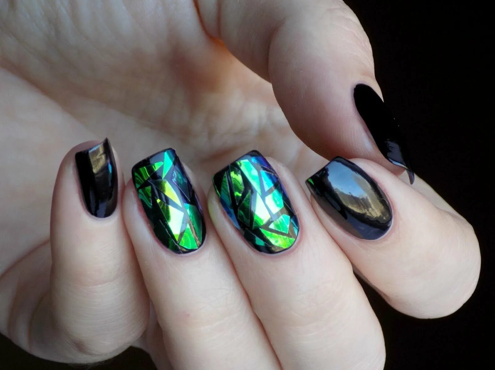 кошачий глаз маникюр зеленый изумруд. маникюр с эффектом стекла. стеклянный маникюр. изумрудный маникюр с фольгой. стеклянный маникюр.