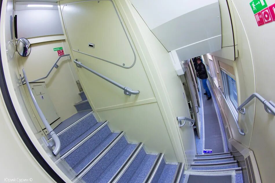 Внутри 2 х. 2х этажный поезд ржд купе. Двухэтажный поезд ржд внутри. 2-х этажный вагон ржд. 2х этажные поезда ржд.