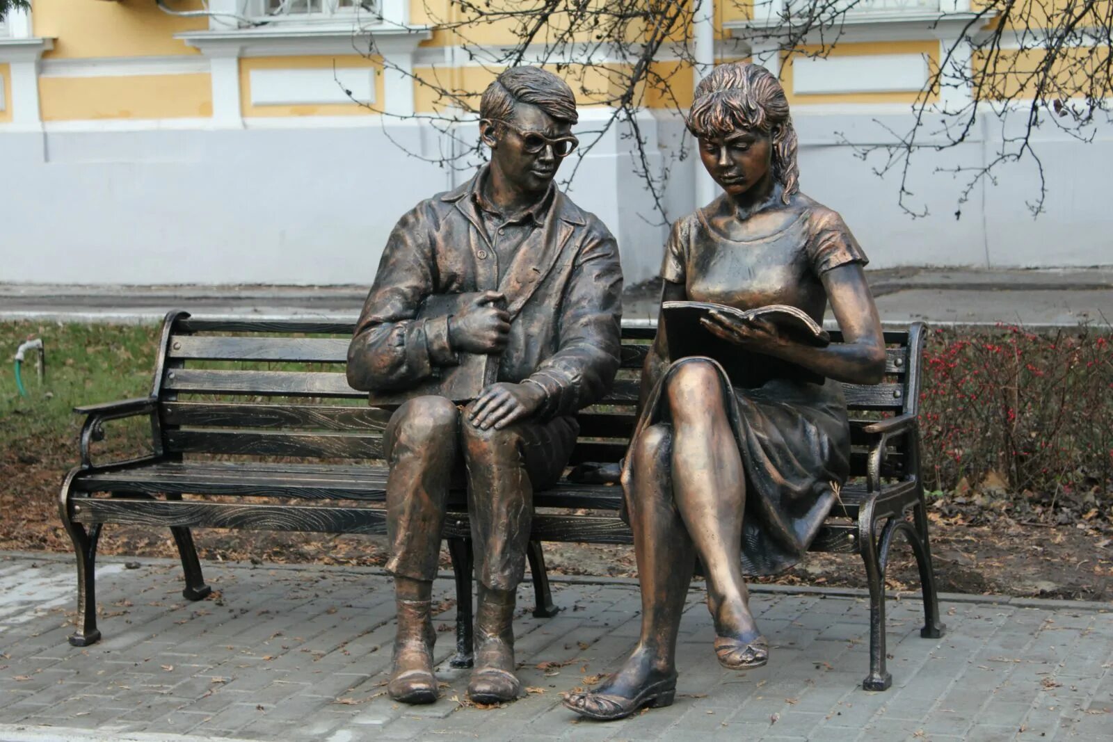 Скульптура шурика и лиды в москве. Памятник шурику и лидочке в краснодаре. Шурик рязань. Статуя шурика и лидочки рязань. Памятник шурику в рязани.