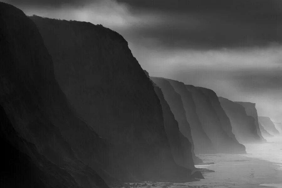 Черный клиф. Калифорнийская природа серых тонах. Ernest Cole фотограф. Black Cliff. High Soft BW photo.