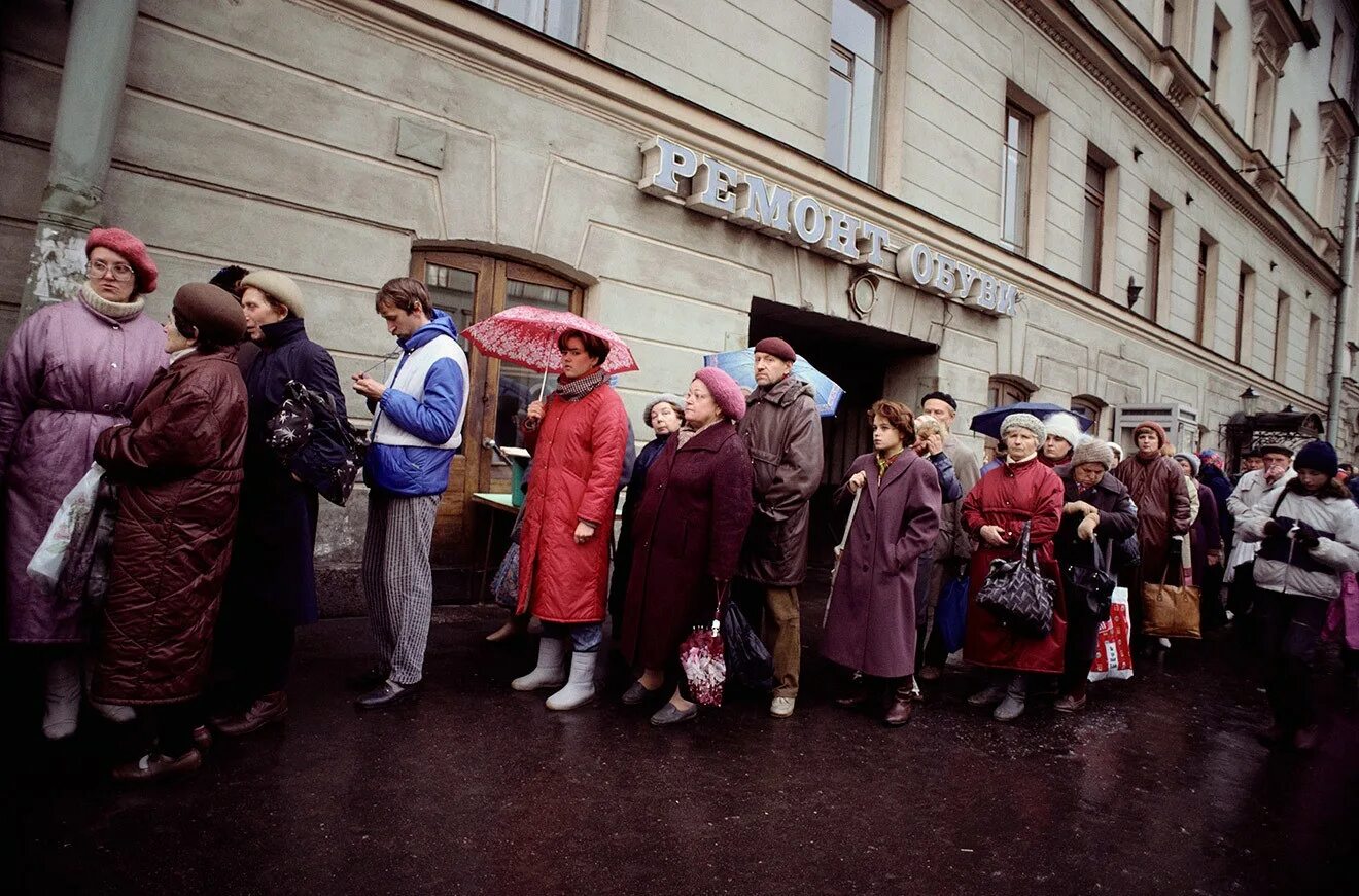 Первую очередь стараются. Очередь в магазин СССР. Очередь 1991 год. Очередь за продуктами. Люди на улице.