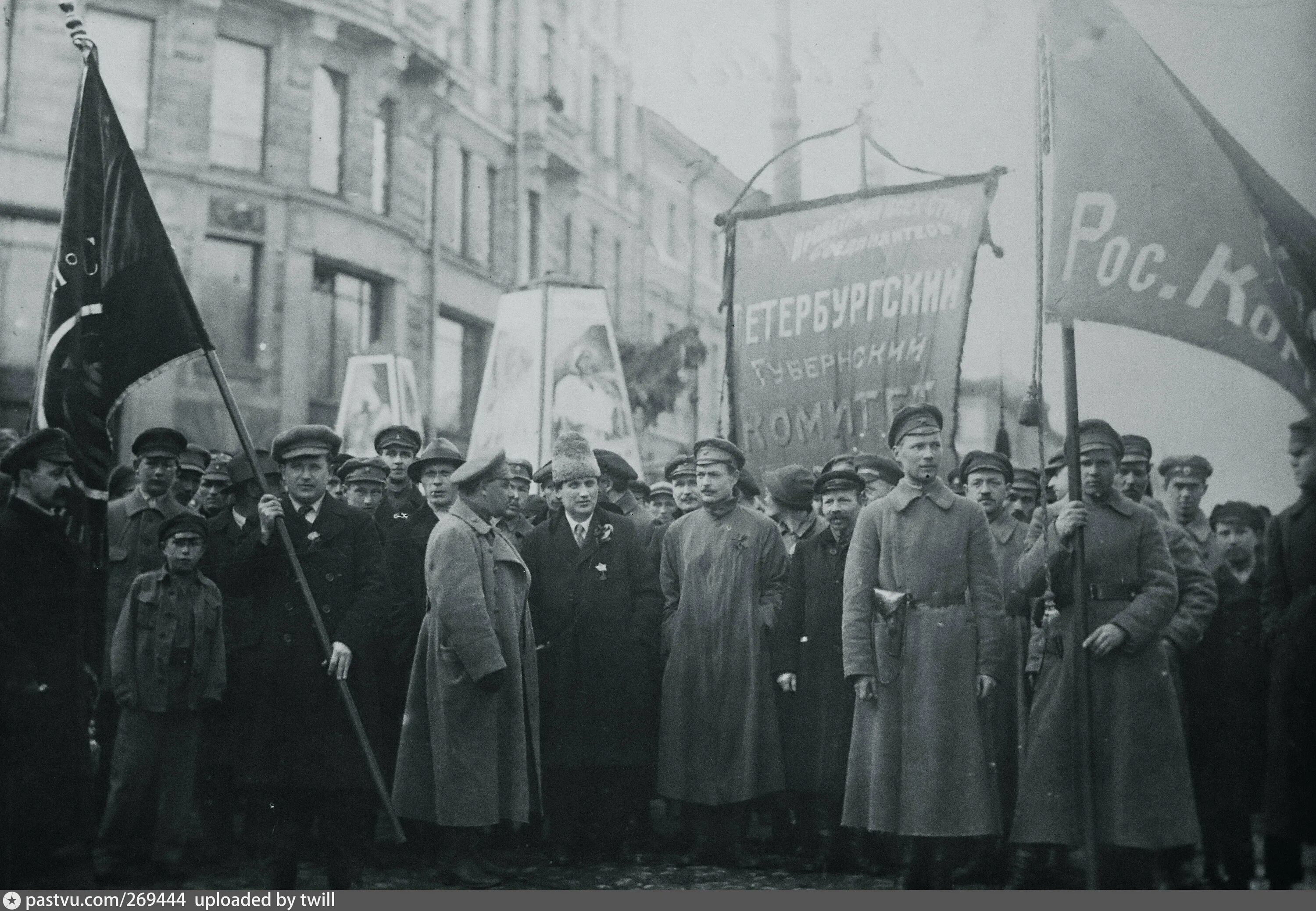 Начинать большевик. Петроград 1920 год фото. Продотряды год 1918 Петроград. 1 Мая 1917 года в Петрограде.