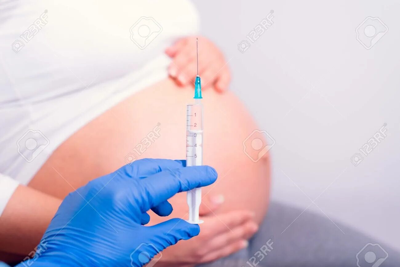 Injection pregnant. Беременные вакцина. Клексан инъекции в живот. Доктор животов. Врач живот.