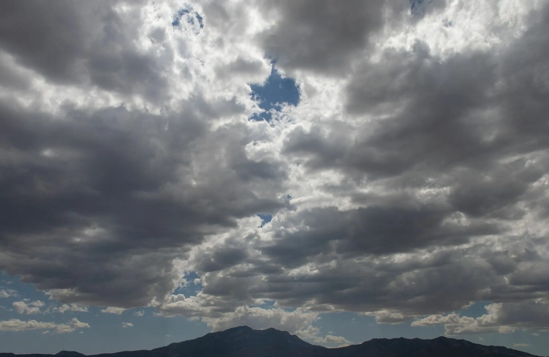 Cloudy june. Cloudy картинка. нет облаков. аватар cloudy. cloudy аватарка.