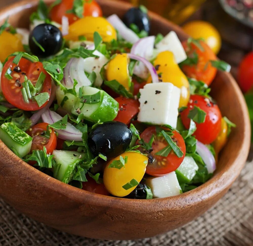 Салат греческий рецептура. Греческий салат с оливками каламата. greek salad(греческий салат). классический греческий салат (horiatiki). греческий с фетаксой.