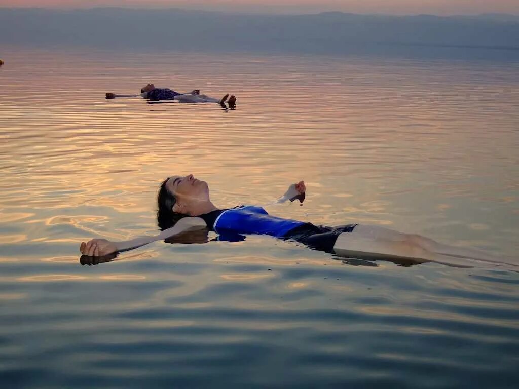 Мертвое море человек на воде. Мертвое море люди. Плавание в Мертвом море. Мертвое море люди плавают. Мертвое море плавать.