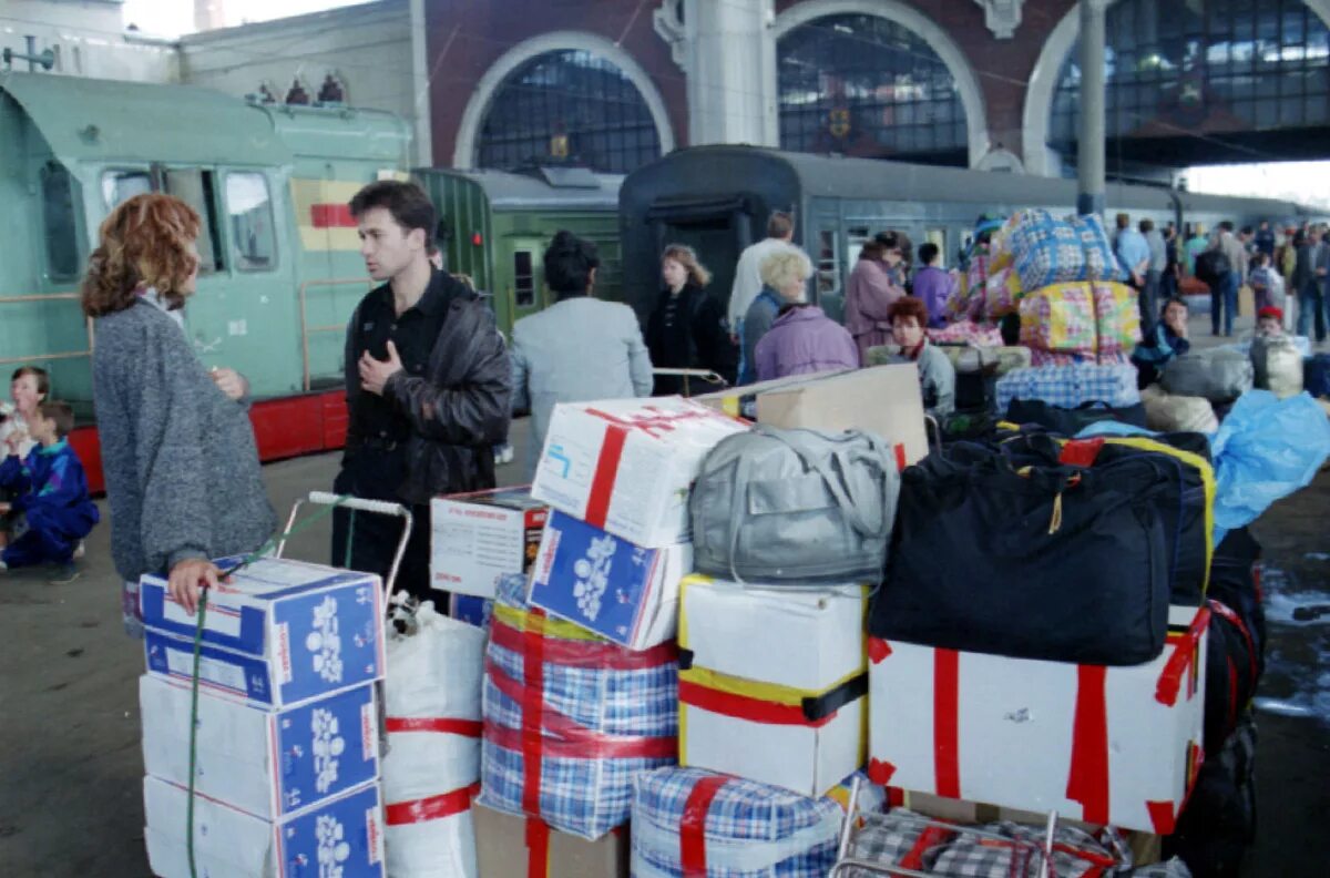 Почему рынок стоит. Экономический рынок. Москва улица можайский вал 10 дорогомиловский рынок. Сенная площадь рынок вещевой. Экономический рынок.