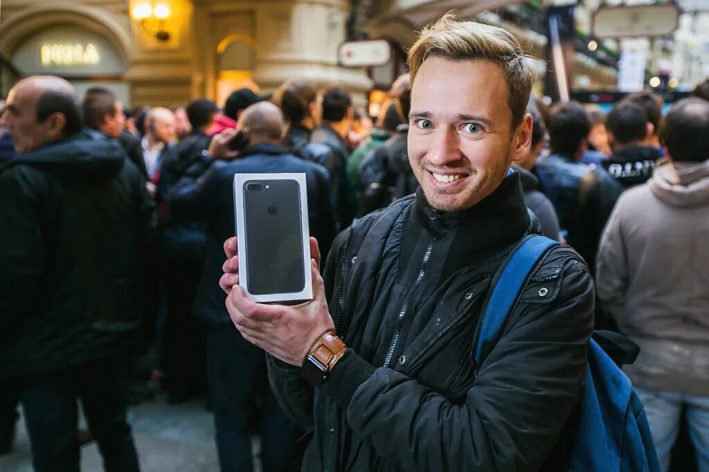 Нашел айфон авито. Продукция apple. Мемы про айфон. Шутки про iphone. Магазин смартфонов.