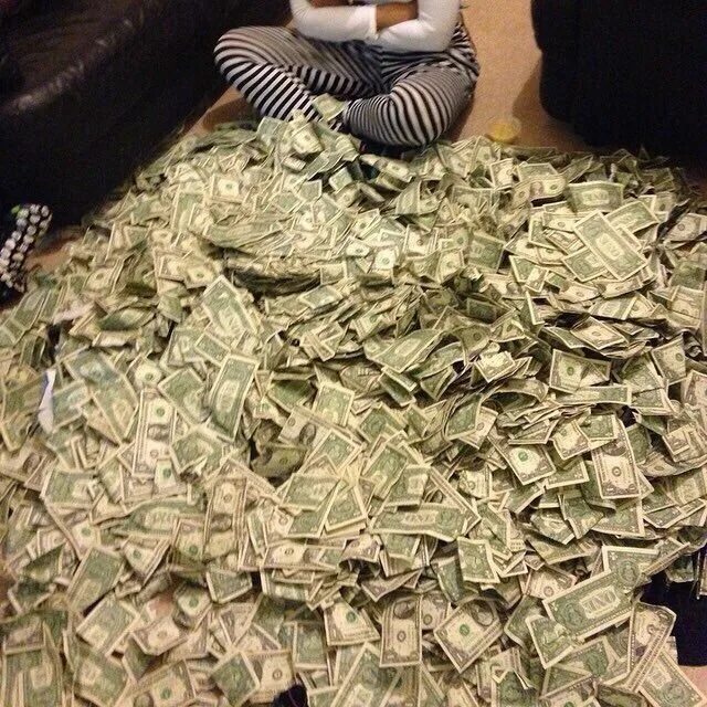 Куча денег. Девушка с деньгами. Женщина с кучей денег. Фотосессия с деньгами.