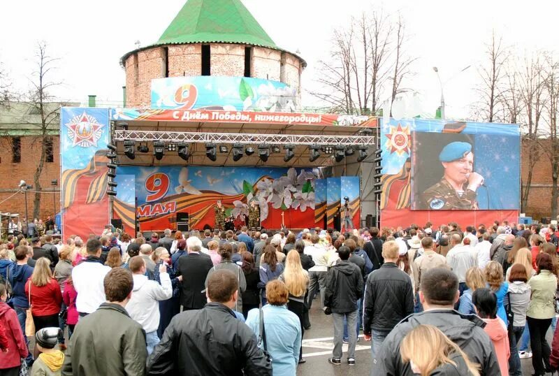 9 мая в нижнем новгороде. 9 Мая Нижний Новгород. Декорации к 9 мая на сцену. Уличная сцена 9 мая. Сцена на 9 мая Нижний.