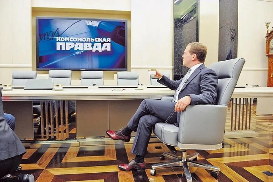 Последние новости украины правда тв. Медведев в кабинете. Кабинет Медведева. Комсомолец Медведев.