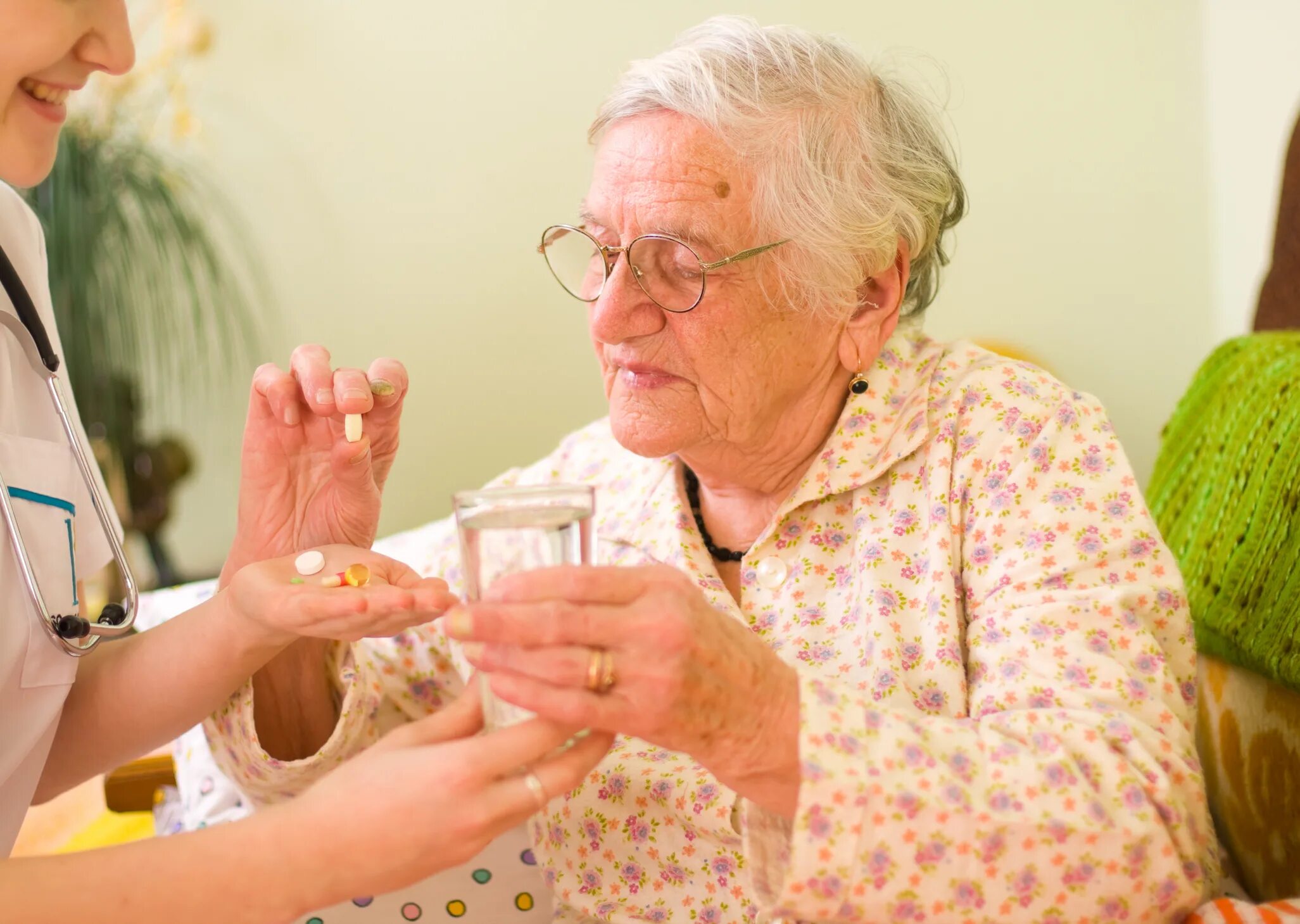 Лекарства для пожилых. Фармакотерапия пожилых. Прием лекарств пожилыми людьми. Лекарства для пенсионеров.