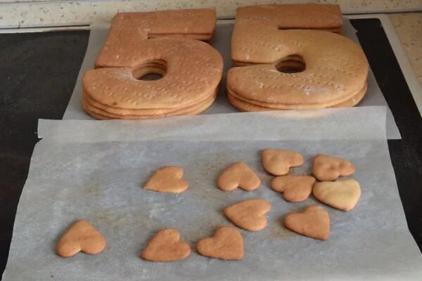 Цифра три из бисквита. Съедобные цифры. Цифры из бисквита. Съедобные цифры на торт. Цифры из бисквита.