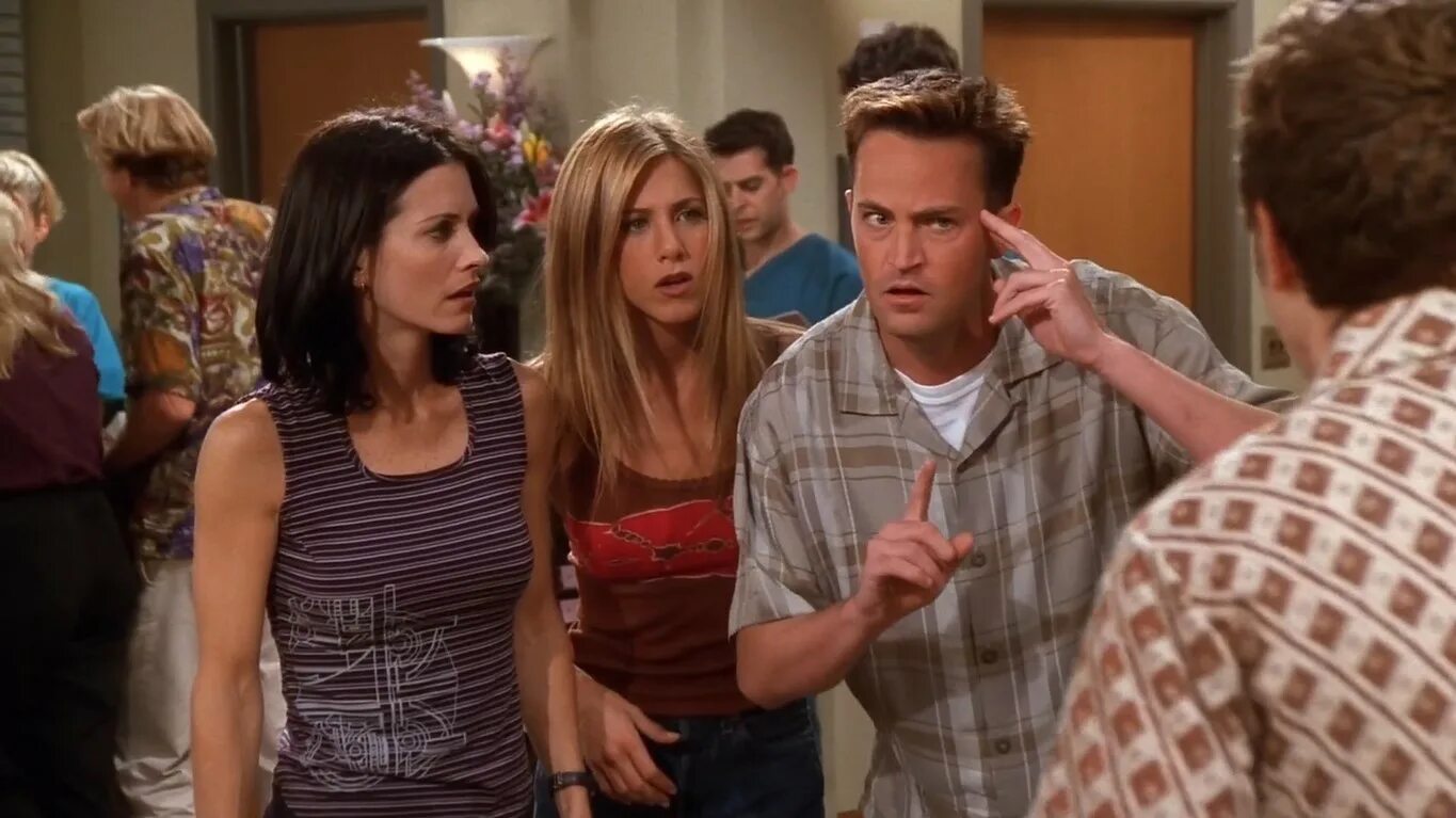Friends the one where ross can't flirt. Джо с женской сумкой. Друзья чендлер подарок монике. Phoebe friends. Friends 5 23.