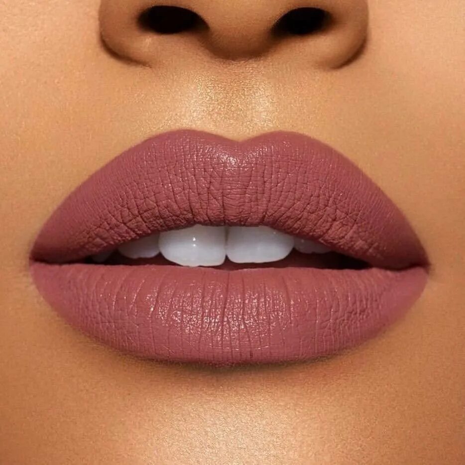 Фотки губ. 15 Smoky Taupe Maybelline. Maybelline Matte 15. Color Sensational Powder Matte 15. Мейбелин оттенок Taupe.