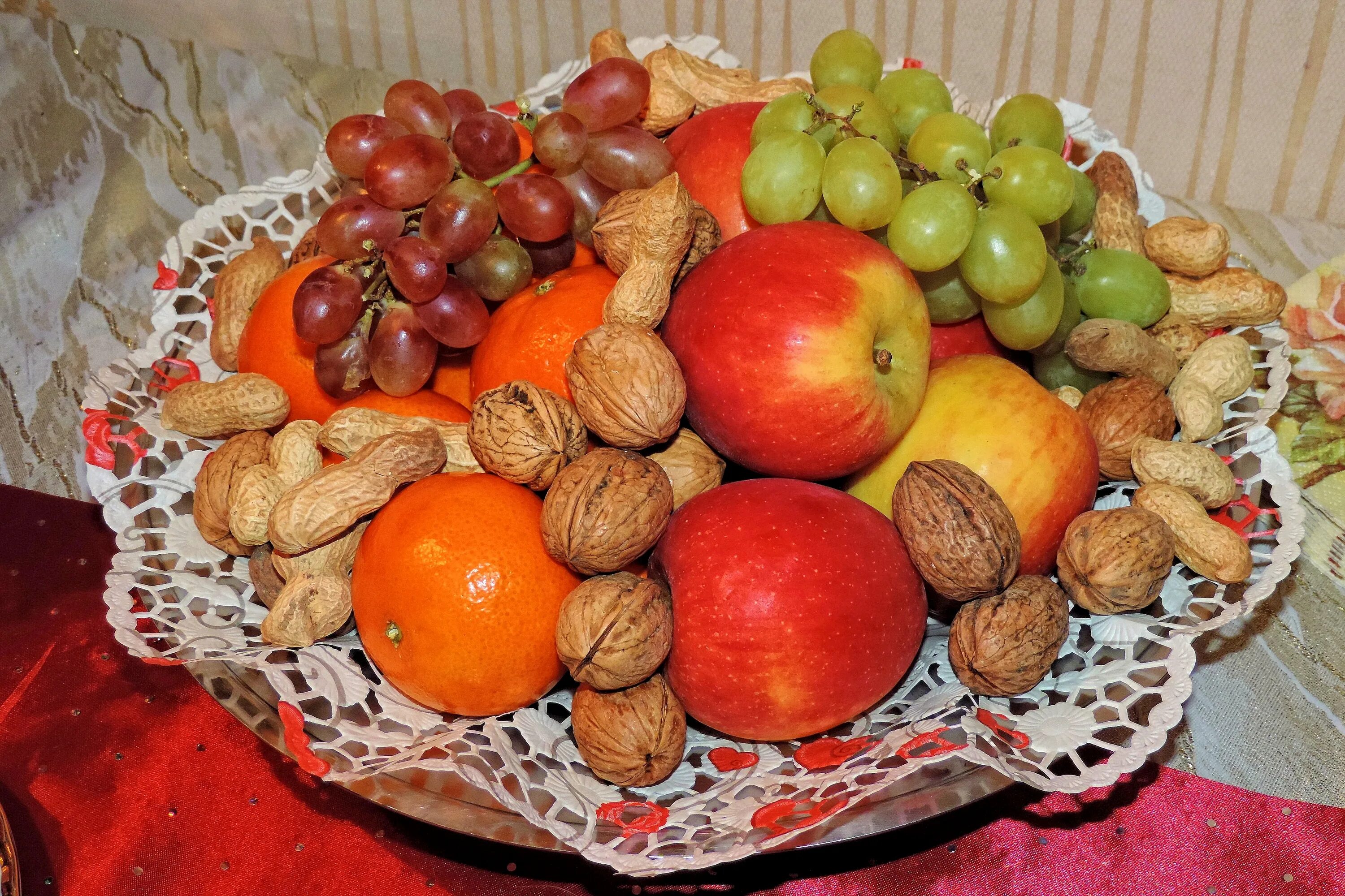 Какие фрукты едят в пост. Фрукты и орехи. Фрукты овощи орехи. Овощи фрукты сухофрукты. Фрукты ягоды орехи.