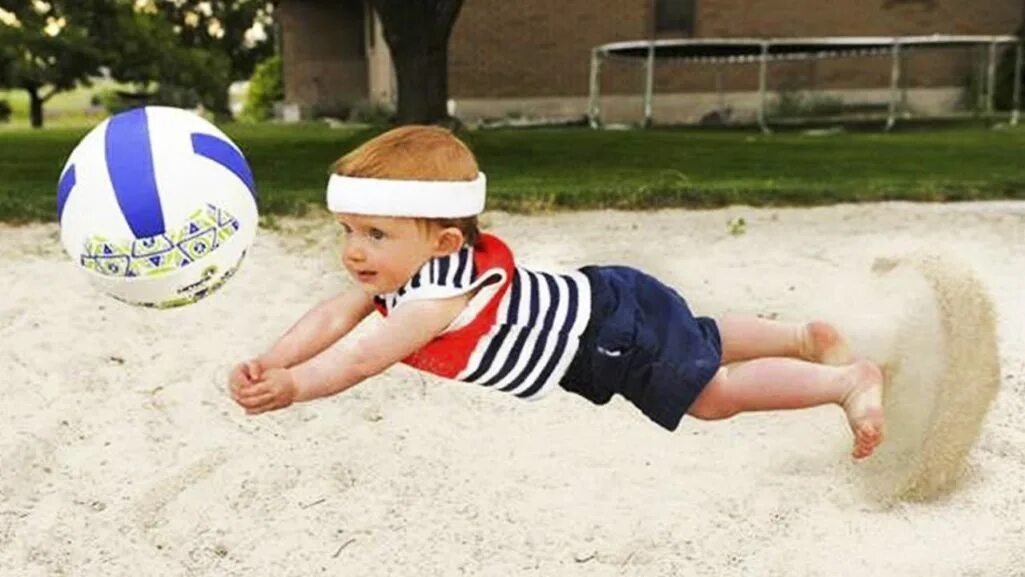 Волейбол на пляже. Playing volleyball is fun. Развлечения летом. Волейбол на пляже. Пляжный волейбол.