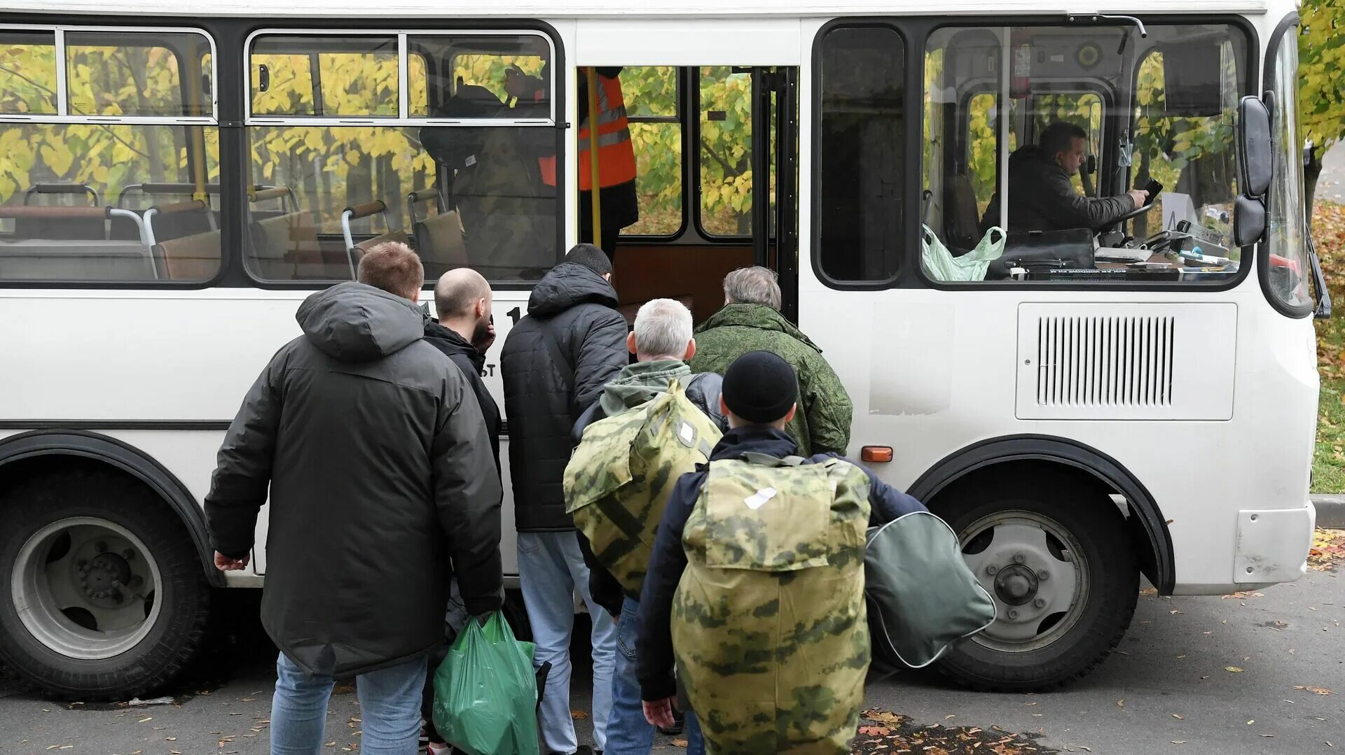 Риа новости мобилизация. Мобилизация автобус. Мобилизованные в автобусе. Военный автобус. Люди садятся в автобус.