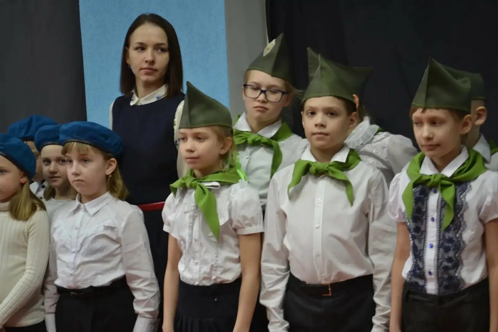 Выступает в форме
