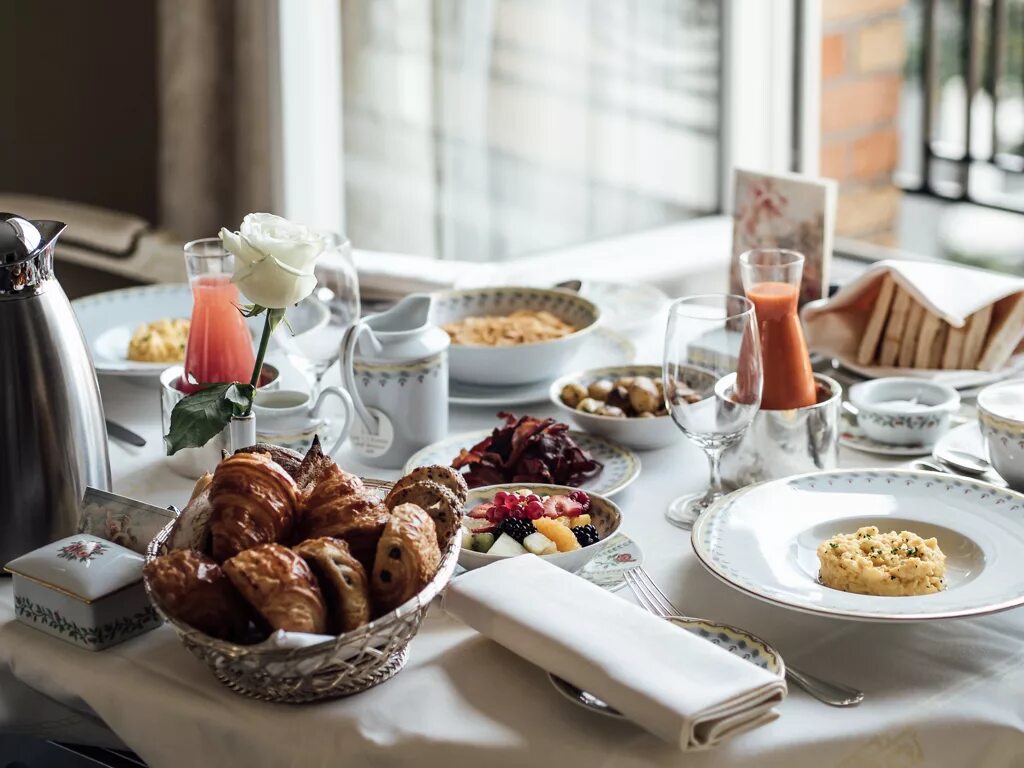 Four breakfast. Тарелка с едой. Красивый завтрак. Шведская линия мишлен. Завтрак с апельсиновым соком.