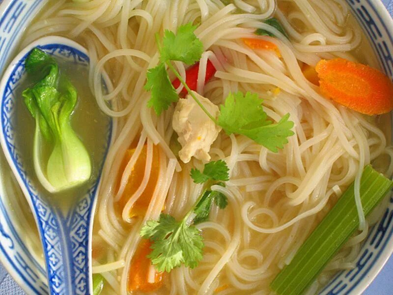 Лапша без курицы. Тайский куриный суп. Тайский куриный суп с лапшой. Суп с рисовой лапшой. Куриный суп с рисовой лапшой.