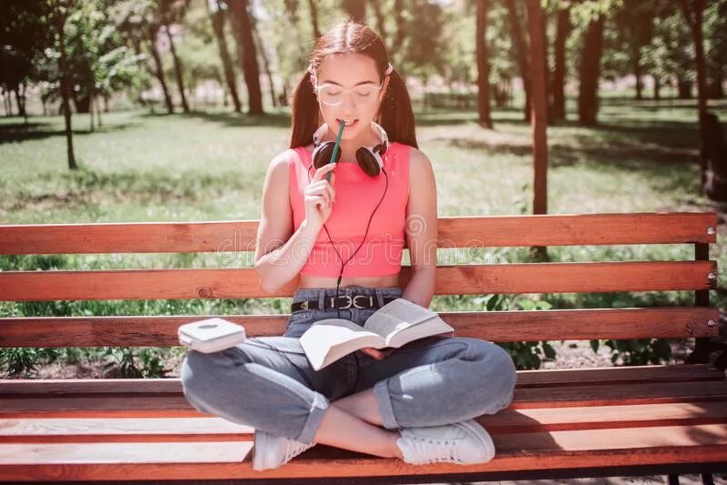 Скрещенные ноги. Девушка сидит нога на ногу. Девушка на коленях у парня. Почему девочки сидят. Девушка сидит на асфальте.