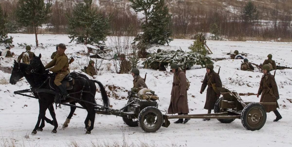 Солдат управляющий конной упряжкой. Гужевой транспорт РККА В ВОВ 1941-1945 гг. 45-Мм противотанковая пушка на конной тяге. ЗИС-3 на конной тяге. Артиллерия РККА на конной тяге.