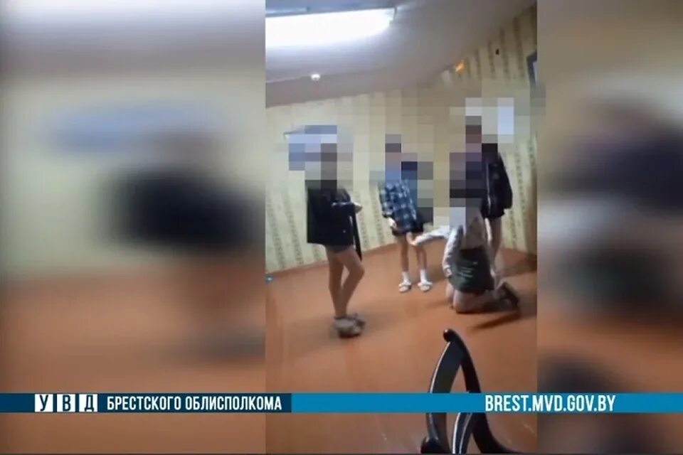 Девушки издеваются унижают девушек. Издеваются над студенткой. издеваются над сверстницей.