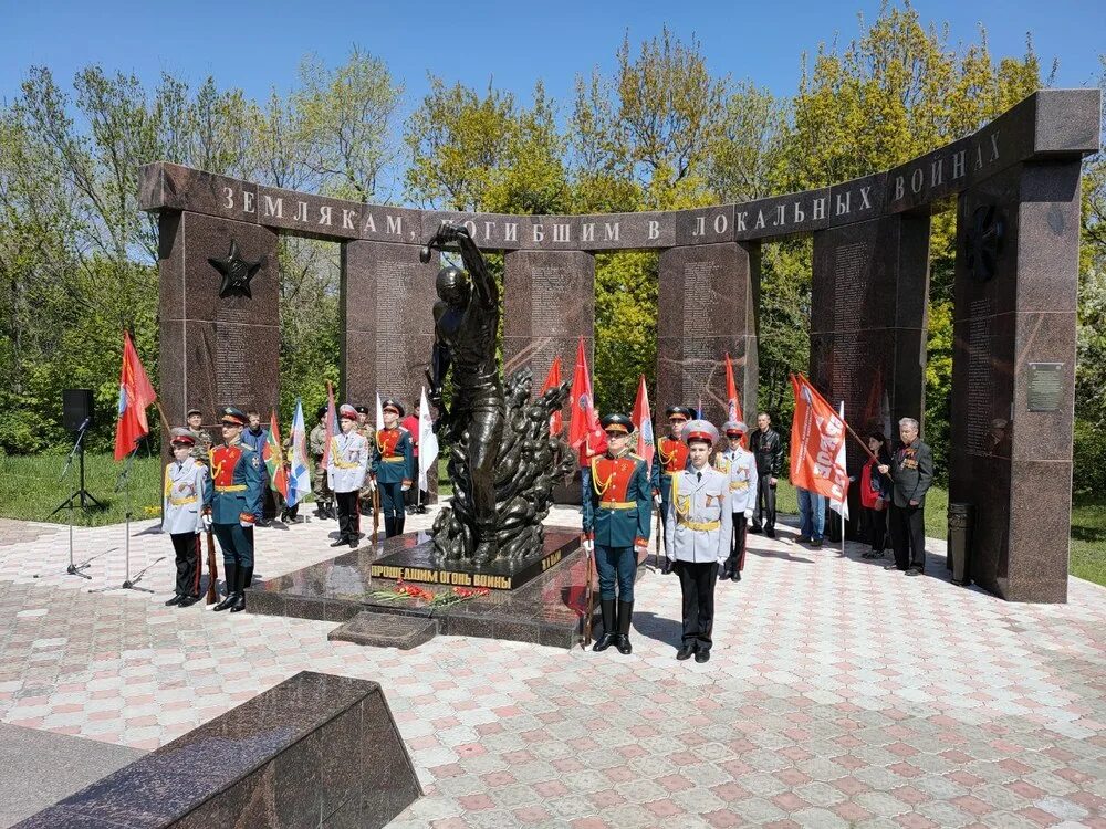 Мемориал погибших на украине. Мемориал в Саратовской области землякам в локальных войнах. Мемориал погибшим в локальных войнах Саратов. Саратов памятник воинам погибшим в локальных конфликтах. Памятник землякам погибшим в локальных войнах Саратов.