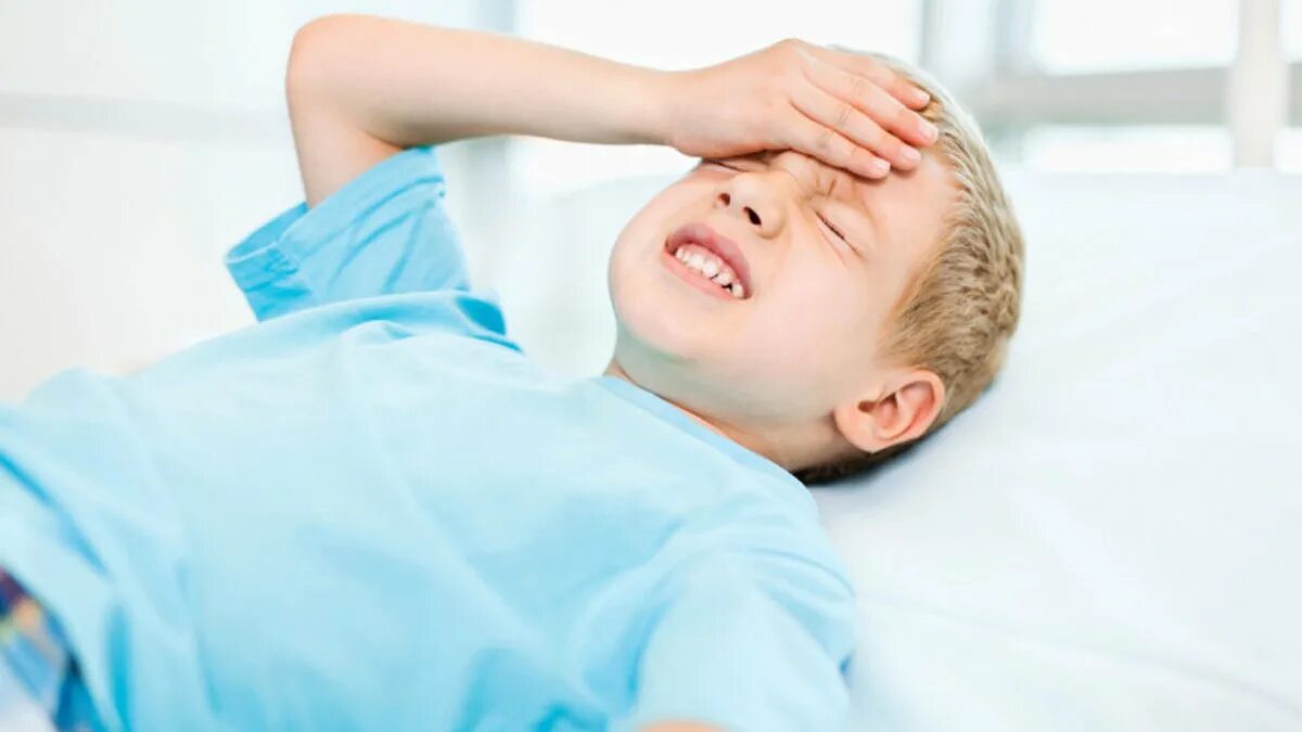 Детское сотрясение. Головная боль у детей. У ребенка болит голова. Головокружение у детей. Мальчик держится за голову.