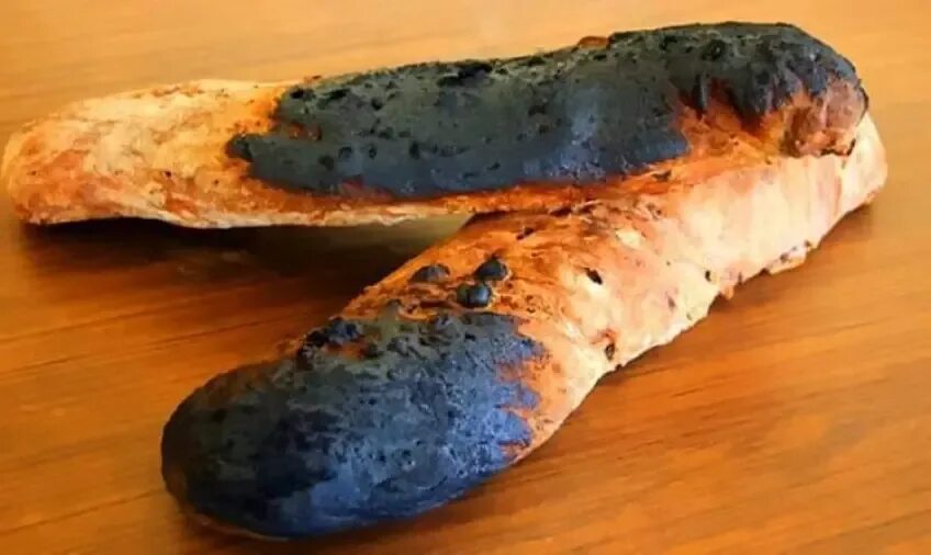 Хлеб подгорел. Подгоревший хлеб. Горелый хлеб. Жженый хлеб. Сгоревший хлеб
